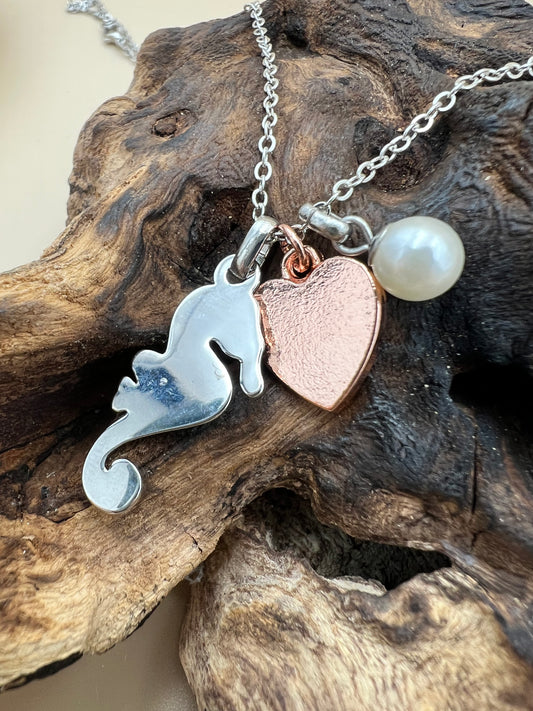 Heart & seahorse necklace